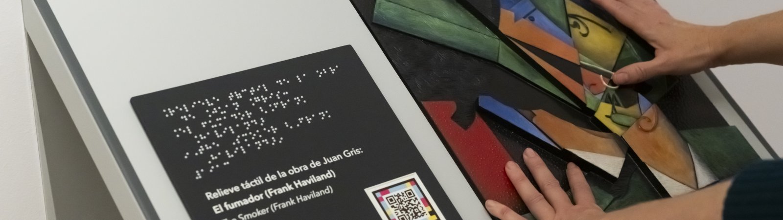 Relieve para la exploración táctil basado en la obra 'El fumador' de Jan van Eyck