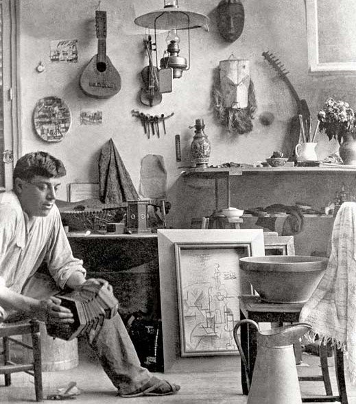 Georges Braque tocando la concertina en su estudio