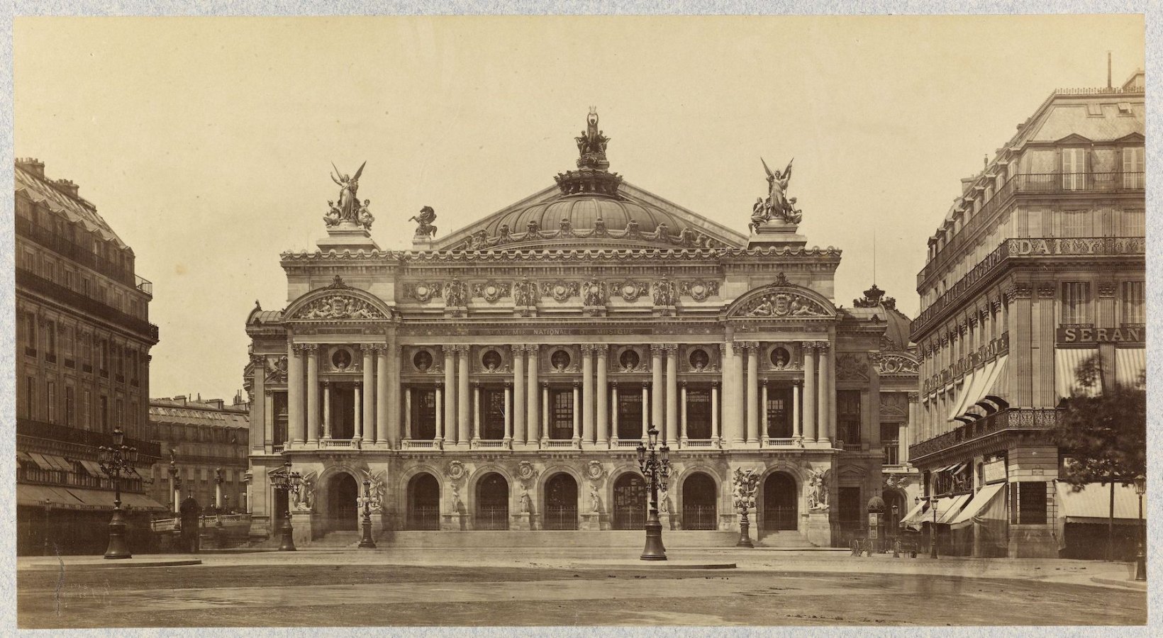 Anónimo, Fachada de la Ópera Garnier, París, finales del siglo XIX